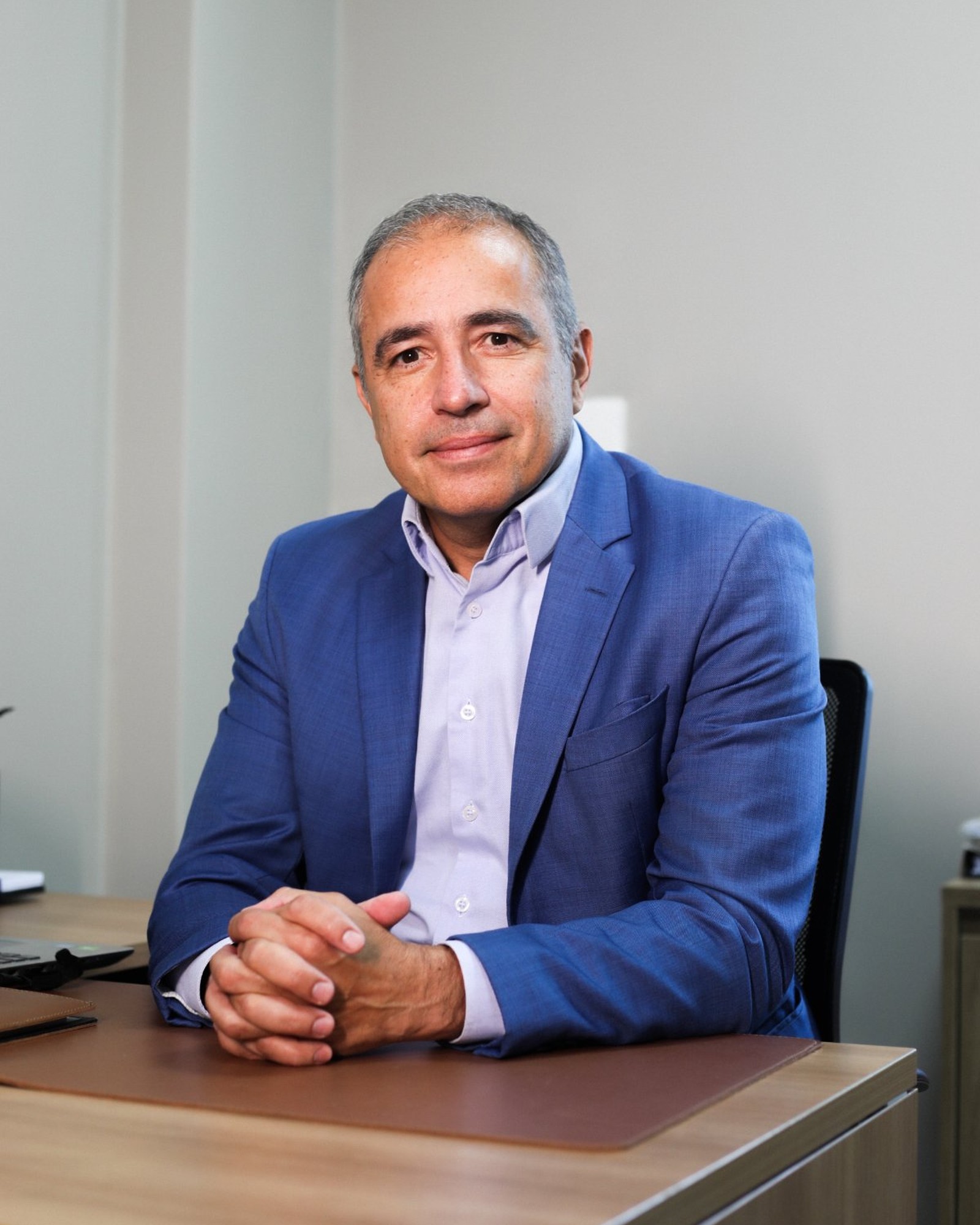 Retrato institucional do Dr. Ubirajara Barroso Jr. em seu consultório